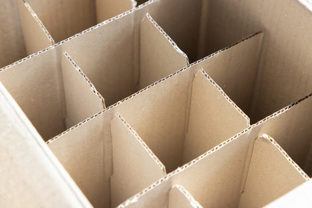 Corrugated partitions inside a box